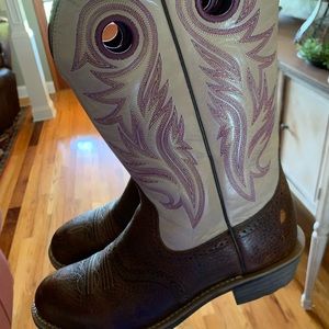 Women's round toe Ariat boots. Size 9